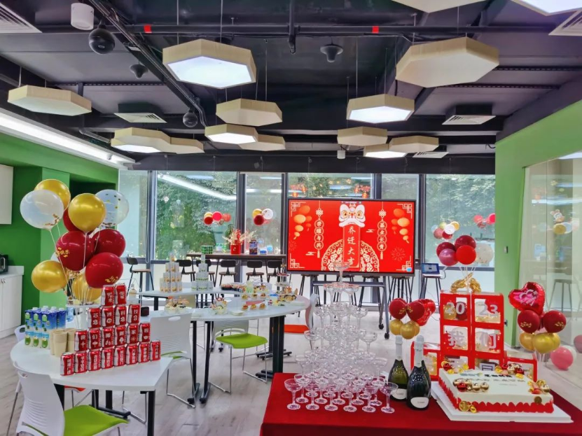 桌子上有很多商店描述已自动天生