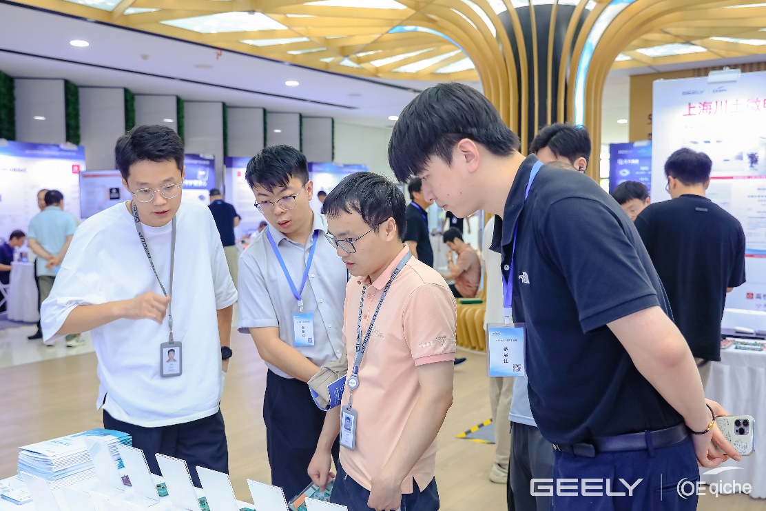 图片蕴含 人, 室内, 汉子, 站AI 天生的内容可能不正确。