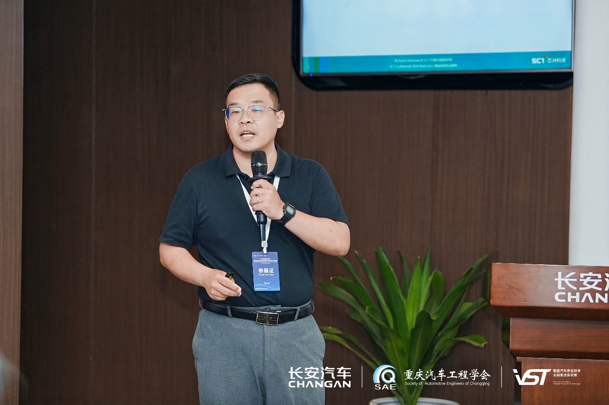 戴帽子的人在电视前AI 天生的内容可能不正确。