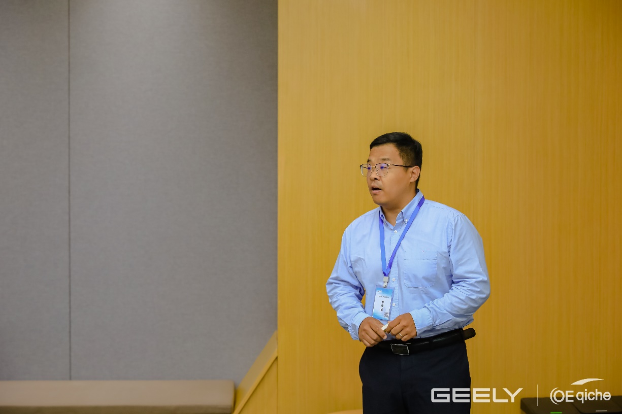 汉子站在房间里AI 天生的内容可能不正确。